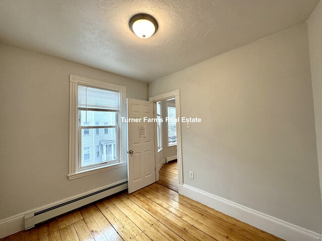 22 Howell St, Unit 1 in Boston, MA - Foto de edificio - Building Photo