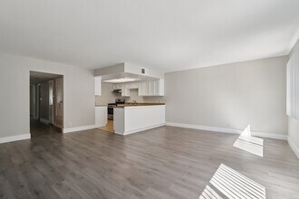 421 N Kenneth Rd, Unit 110 in Burbank, CA - Building Photo - Building Photo