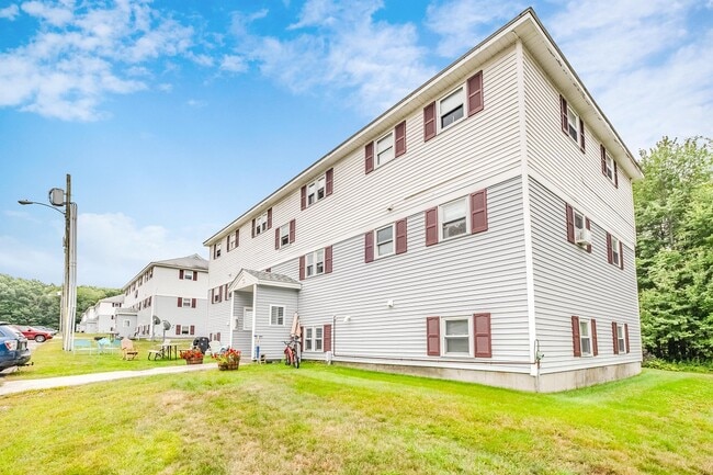 Barrington Hills Apartments in Barrington, NH - Foto de edificio - Building Photo