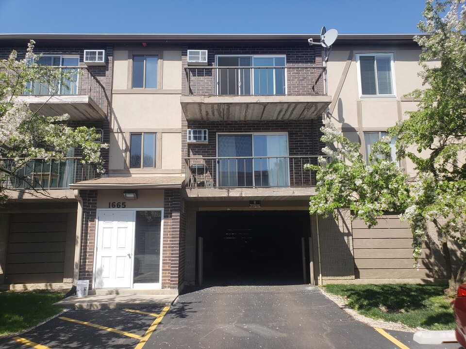 1665 Coach Dr-Unit -203 in Naperville, IL - Foto de edificio