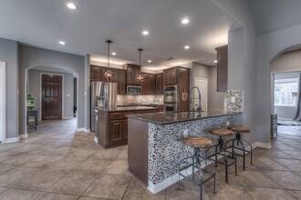 323 Arbor Ridge Ln in Conroe, TX - Building Photo - Building Photo