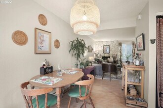 4167 SE Cesar E Chavez Blvd in Portland, OR - Foto de edificio - Building Photo