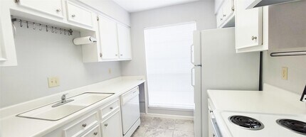 7700 Creekbend Dr in Houston, TX - Building Photo - Building Photo