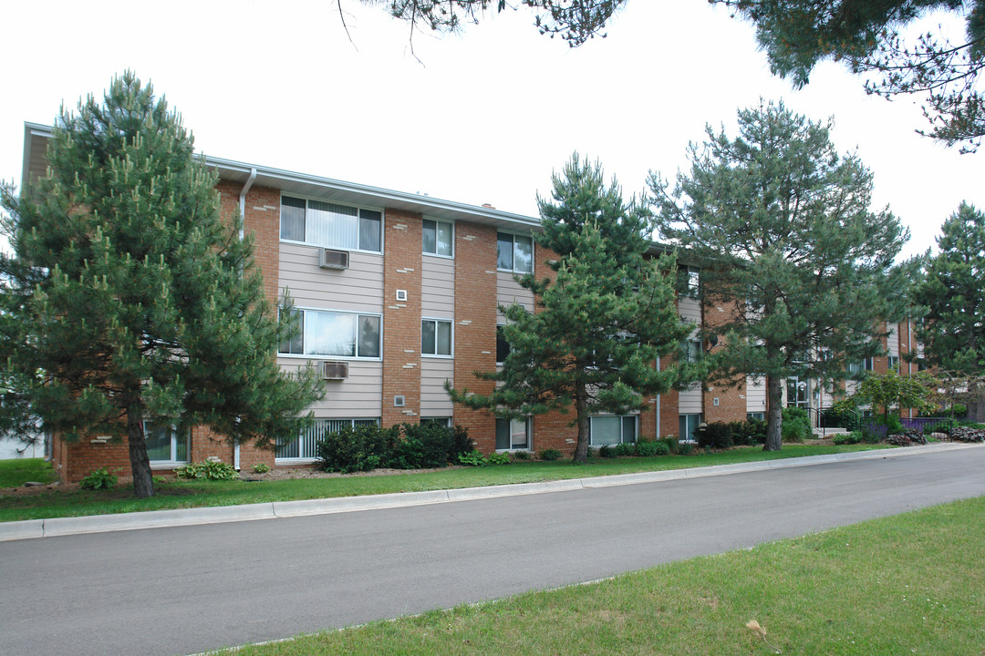 Country Inn West in Bloomington, MN - Building Photo