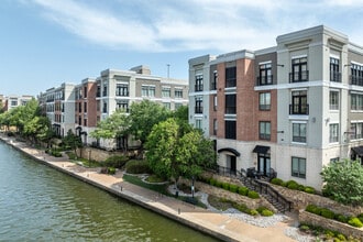 Shoreline on Lake Carolyn in Irving, TX - Building Photo - Building Photo