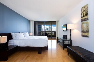 1717 N Bayshore Dr in Miami, FL - Foto de edificio - Building Photo