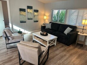 6554 OR-238 in Jacksonville, OR - Foto de edificio - Building Photo