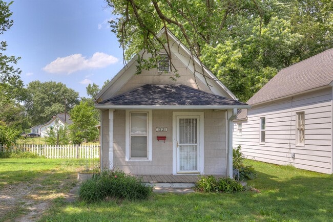 property at 1221 W 10th St