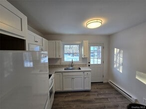 182 Rock Hill Dr in Rock Hill, NY - Building Photo - Building Photo