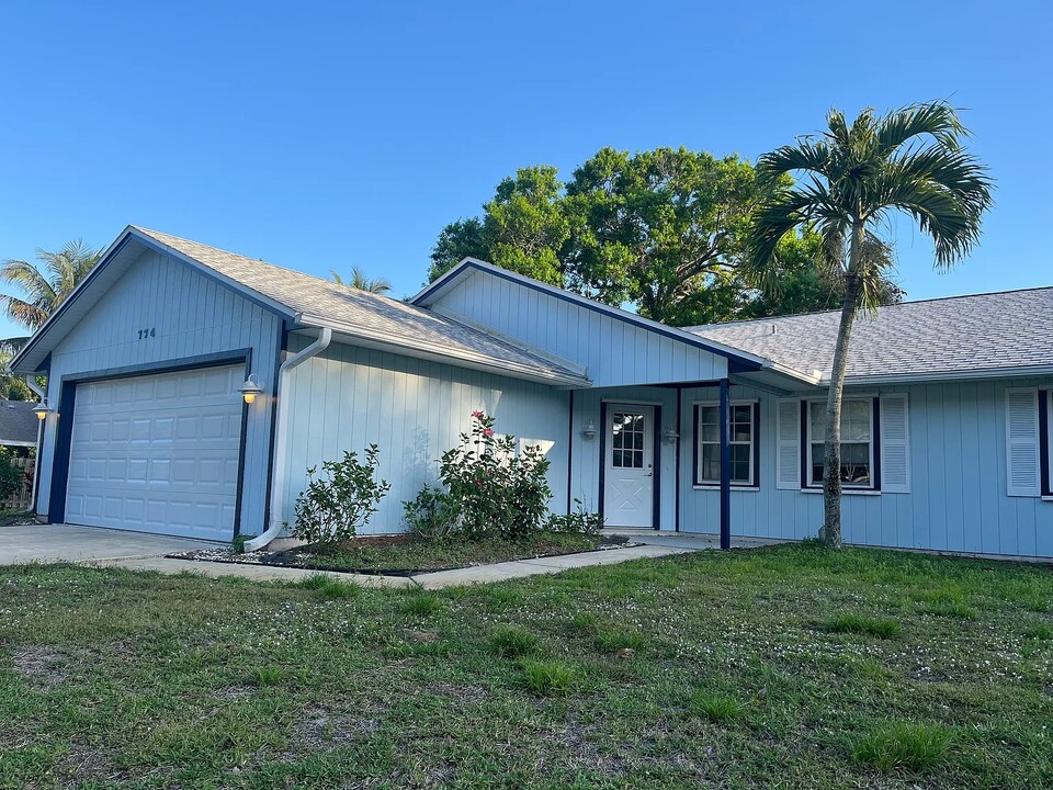 774 24th Sq in Vero Beach, FL - Building Photo