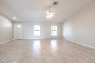 2121 NW 18th Pl in Cape Coral, FL - Foto de edificio - Building Photo