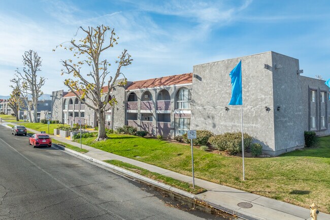 Villa Sierra Apartments in Palmdale, CA - Foto de edificio - Building Photo