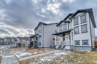 1196 Kings Heights Rd SE in Airdrie, AB - Building Photo - Building Photo
