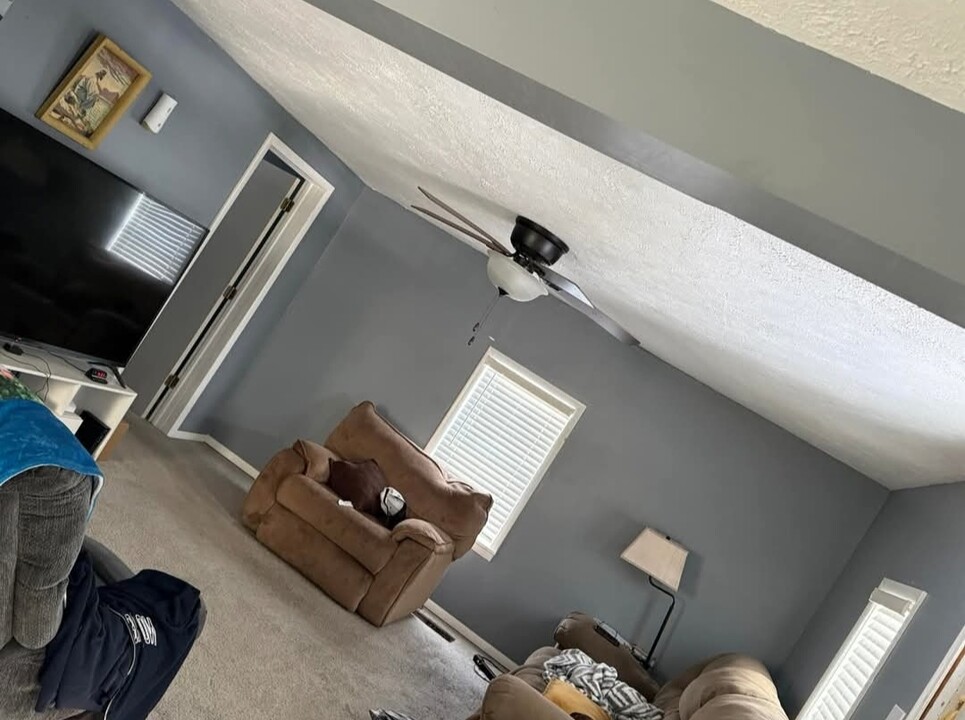1025 N Line St in Loogootee, IN - Foto de edificio