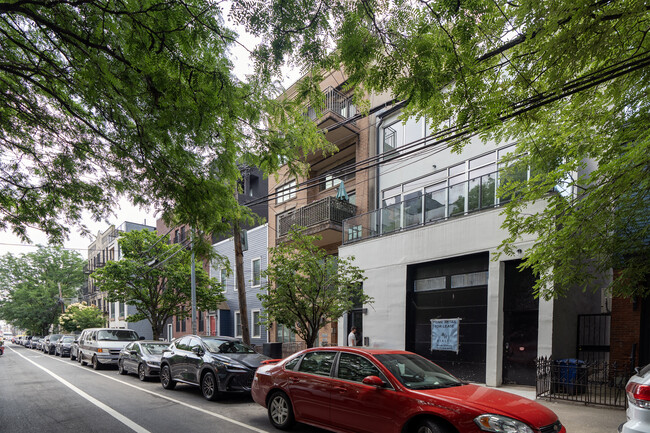 190 Freeman St in Brooklyn, NY - Building Photo - Building Photo