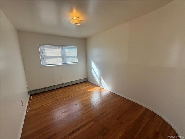 393 Long Beach Rd in Island Park, NY - Foto de edificio - Building Photo