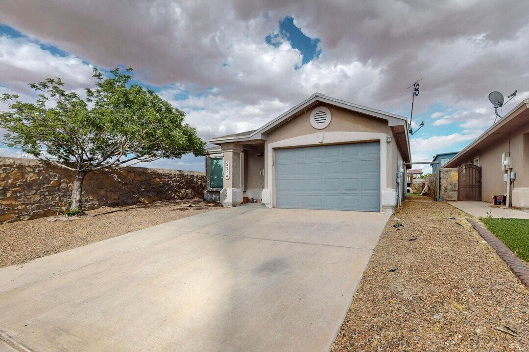 2214 Lisa Sherr St in El Paso, TX - Building Photo