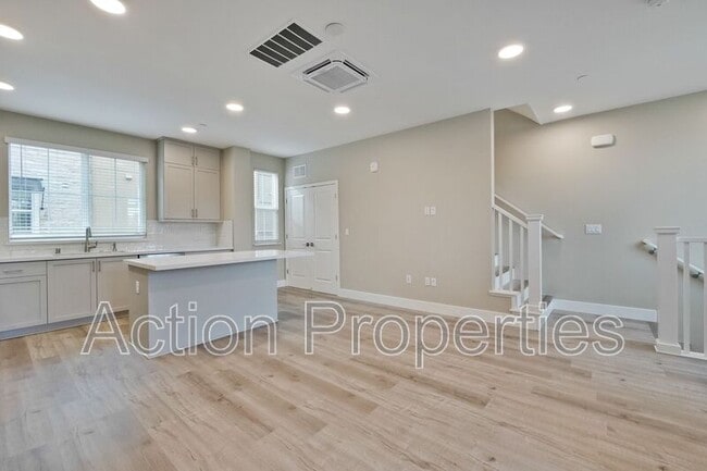 549 Walker Dr in Mountain View, CA - Building Photo - Building Photo