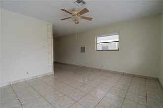 2702 NW 51st Pl in Fort Lauderdale, FL - Foto de edificio - Building Photo