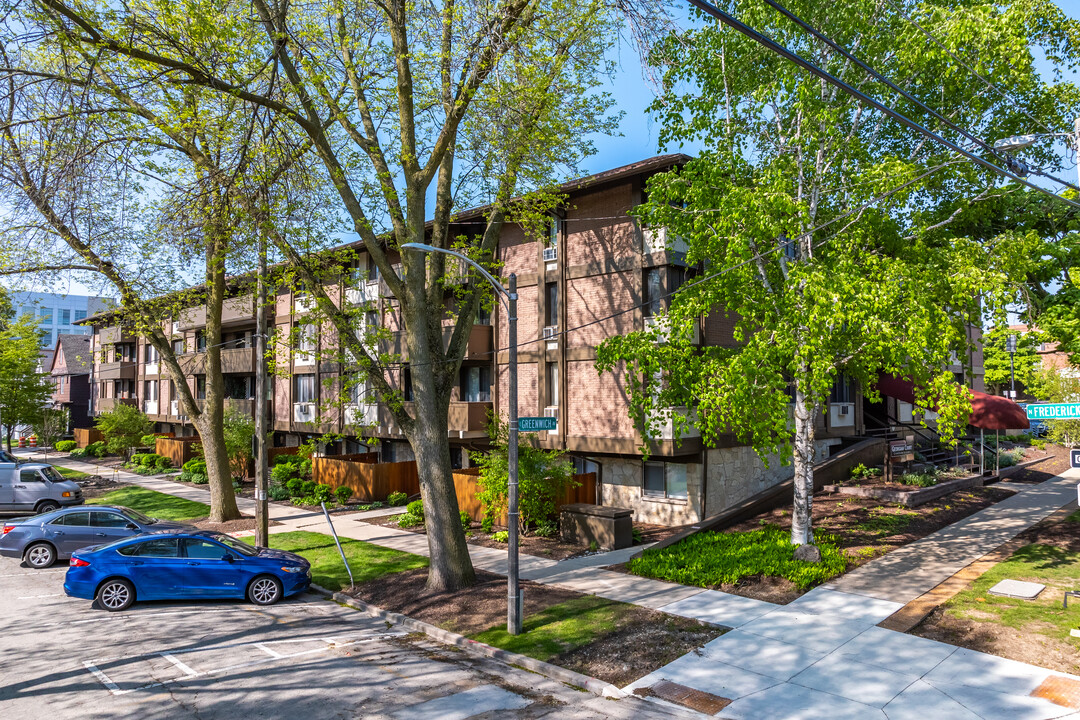 Georgian Court Condominiums in Milwaukee, WI - Building Photo