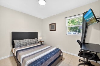 1778 Aquarius Ct in Ft. Myers, FL - Foto de edificio - Building Photo