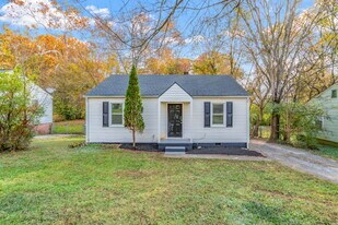 2324 Greenfield Ln in Knoxville, TN - Building Photo
