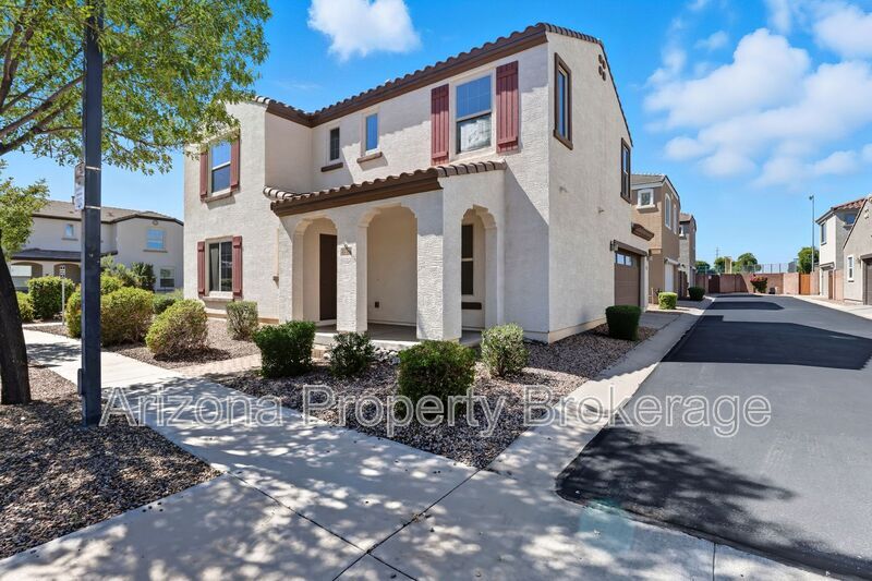 2258 S Buckaroo Trail in Gilbert, AZ - Building Photo