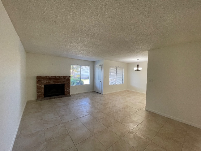 3412 Ashe Rd in Bakersfield, CA - Building Photo - Building Photo