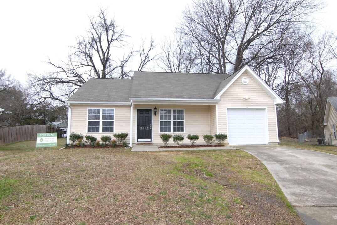 2804 Pleasant Garden Rd in Greensboro, NC - Building Photo