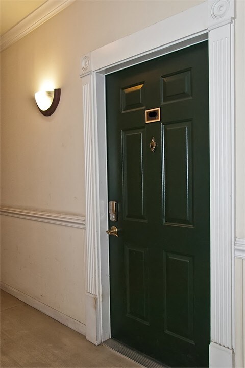 4850 Eisenhower Ave-Unit -408 in Alexandria, VA - Building Photo