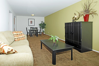 Edgewood Park Apartments in Pontiac, MI - Building Photo - Interior Photo