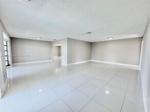 4905 Harrison St in Hollywood, FL - Building Photo - Building Photo