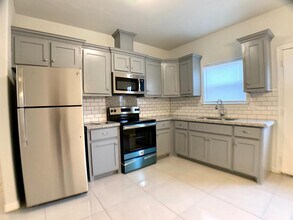 1914 Bahamas Dr, Unit 2 in Edinburg, TX - Building Photo - Building Photo