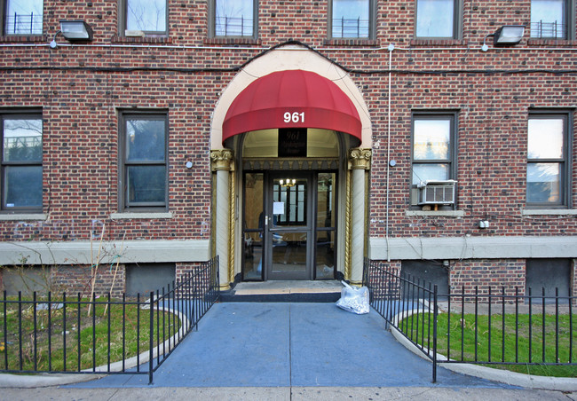 961 Washington Ave in Brooklyn, NY - Building Photo - Building Photo