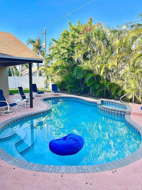 7689 W Country Club Blvd in Boca Raton, FL - Building Photo