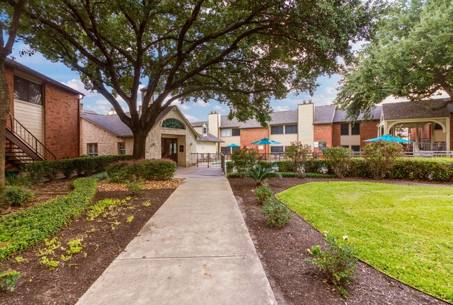 Longspur Crossing in Austin, TX - Foto de edificio - Building Photo