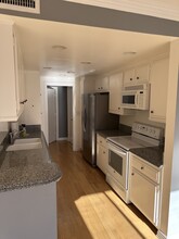 725 S Barrington Ave, Unit 108 in Los Angeles, CA - Building Photo - Building Photo