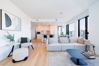 Le George Apartments in Montréal, QC - Building Photo - Building Photo