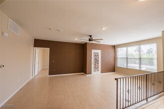 8555 W Russell Rd in Las Vegas, NV - Building Photo - Building Photo