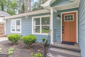 983 Poplar St SW in East Point, GA - Building Photo - Building Photo