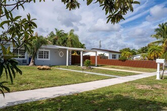 10120 Nicaragua Dr in Cutler Bay, FL - Foto de edificio - Building Photo