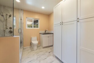 12015 Califa St in Valley Village, CA - Foto de edificio - Building Photo