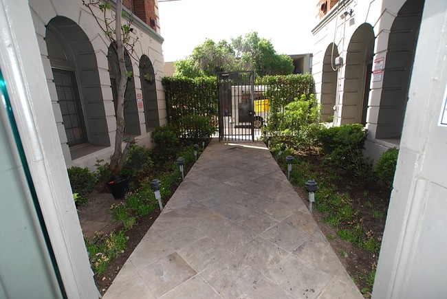 Arwyn Manor Apartments - New York Style - Newly Renovated Apartments in Los Angeles, CA - Building Photo - Building Photo