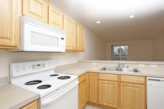 Brighton Square Apartments in Everett, WA - Building Photo - Building Photo