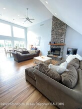 7 Carole Dr in Ocean Township, NJ - Foto de edificio - Building Photo