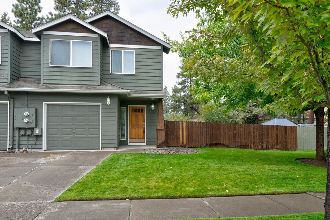 20008 Elizabeth Ln in Bend, OR - Foto de edificio