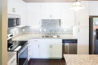 801 N Bishop Ave-Unit -1-305 in Dallas, TX - Foto de edificio - Building Photo