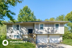 1306 Queens Ct in Oak Grove, MO - Building Photo