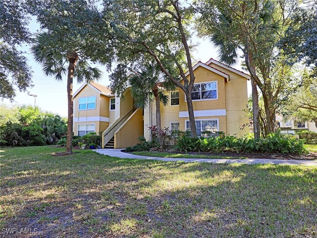 12571 Equestrian Cir in Ft. Myers, FL - Foto de edificio - Building Photo