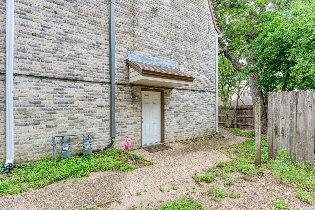 3102 Cedar St in Austin, TX - Building Photo